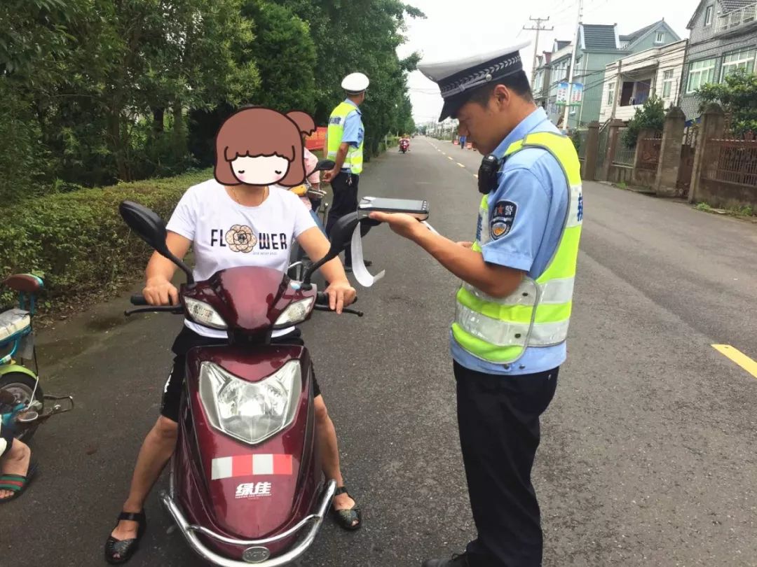 DƬ